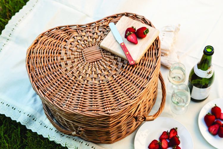 picknick-idéer-checklista-romantisk-utflykt-jordgubbar-mousserande vin