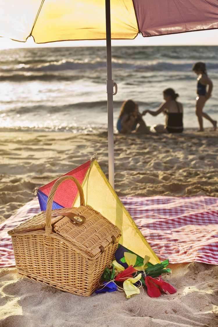 picknick-idéer-checklista-sommar-strand-parasoll