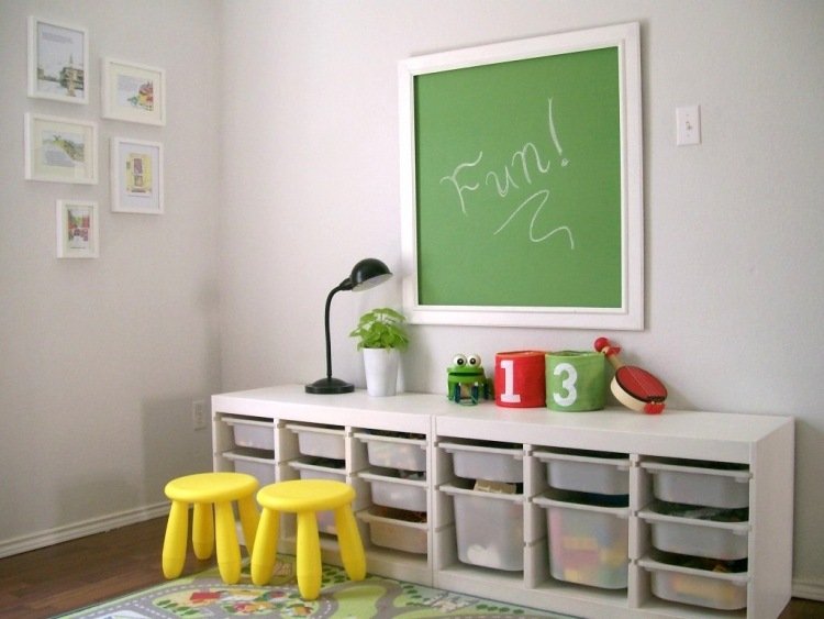förråd-barnrum-inredning-vita-lådor-skrivbord-tavla-pall