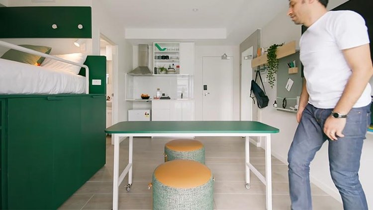 Skapa en enrumslägenhet för att spara utrymme, matbord under loftsäng