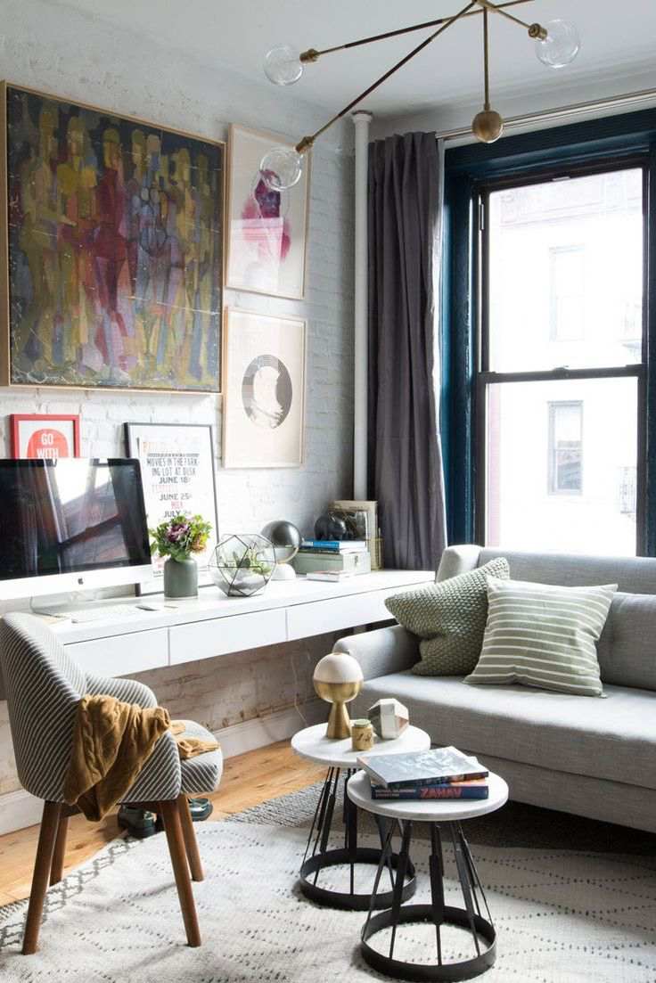 Integrera ett skrivbord i vardagsrummet väggmonterad soffa framför fönstret