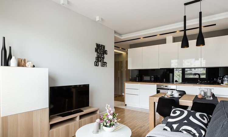 20 kvm vardagsrum med matplats och ettradigt kök i svartvitt och trä