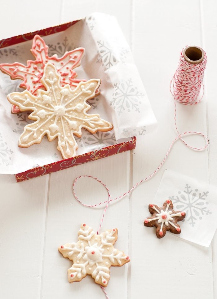 Snöflinga-kex-kakor-dekorerade-med-pepparmynta-frosting