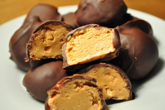 Jordnötssmör-bollar-recept-bollar-i-choklad-beläggning