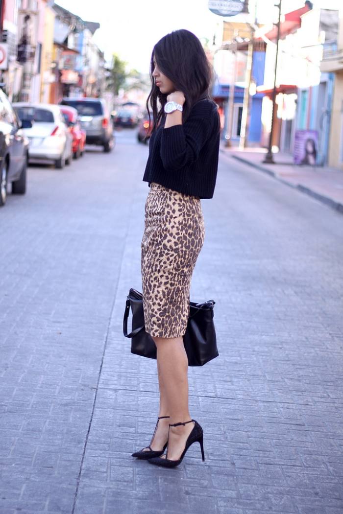 tröja-kjol-kombination-höst-outfit-penna-kjol-leopardmönster