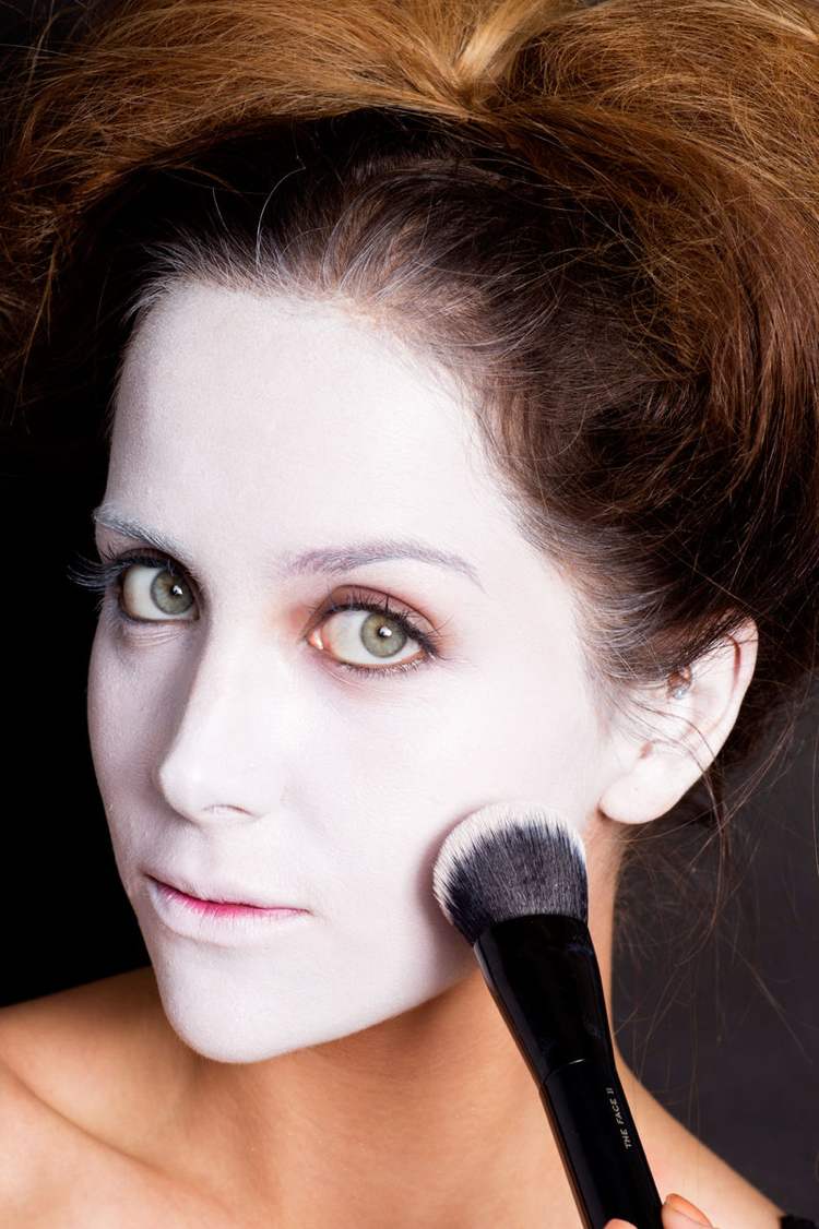 Makeup-tips för Halloween-smink-ansikte-vitt-pulver-applicera