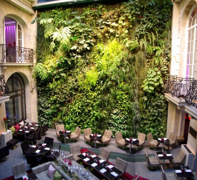 Pershing-hall-hotell-vertikal-trädgård-vägg-grön-restaurang-terrass
