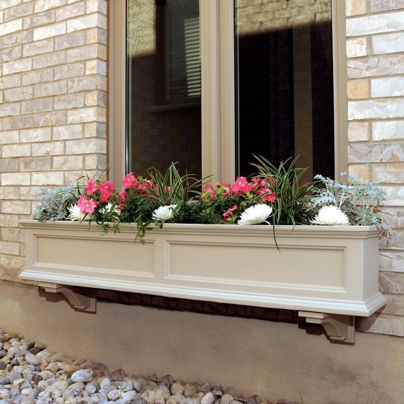 sommar fönster elegant design klinker sten fasad rosa blommor ragwort