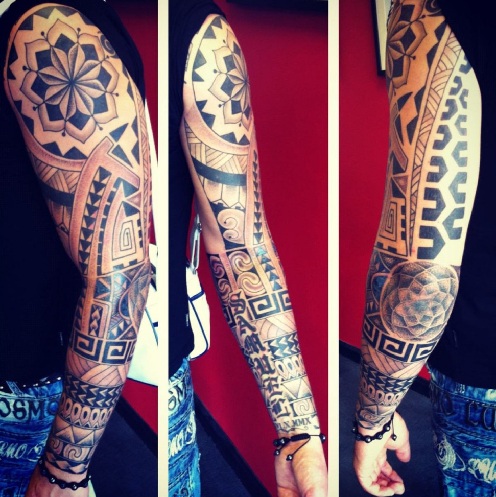 Geometrinen tatuointi täyteen käsivarteen