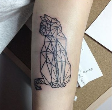 Kissan geometrinen tatuointisuunnittelu