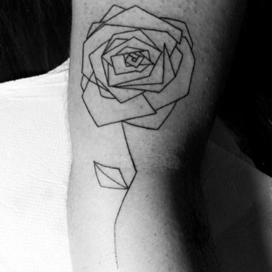 Ruusun geometrinen tatuointisuunnittelu