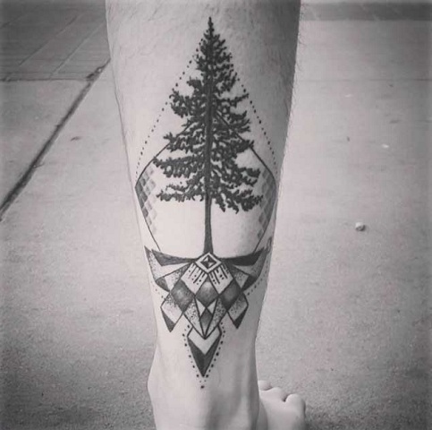 Puu geometrisilla muodoilla tatuointi