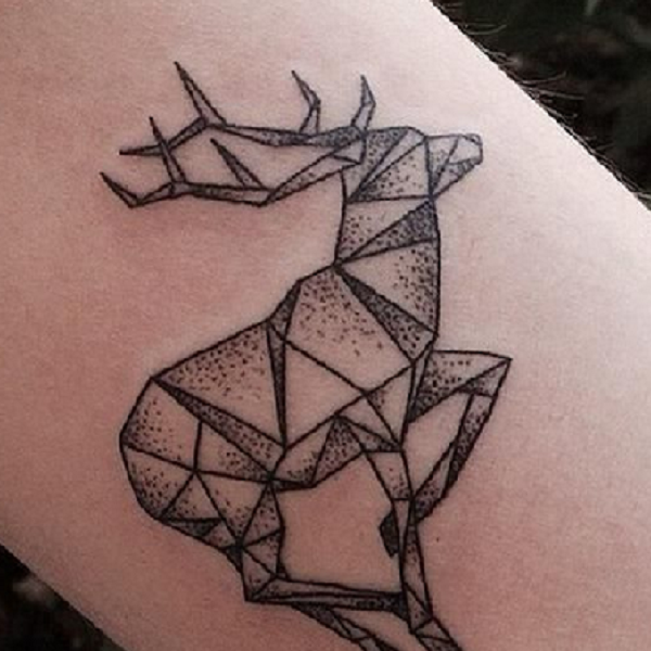 Geometrinen peuran tatuointi
