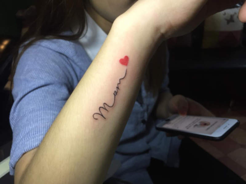 Αξιολάτρευτο τατουάζ γράμμα Μ στο χέρι