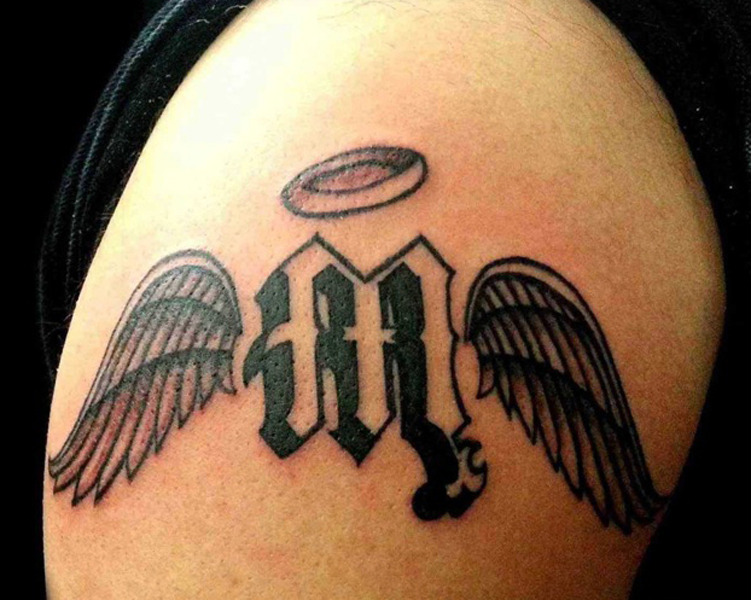 Εκπληκτικό σχέδιο M τατουάζ με γράμματα με φτερά