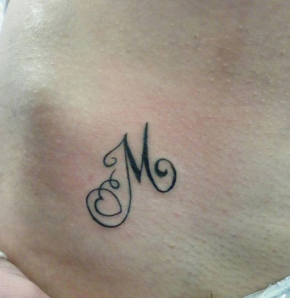 Χαριτωμένο τατουάζ με γράμμα Μ