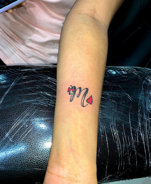 M Τατουάζ γράμμα στο χέρι