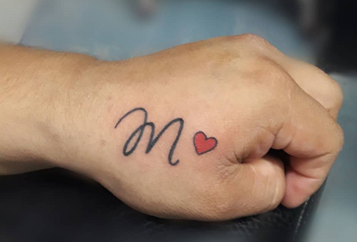Εκφραστικό τατουάζ M γραμματοσειράς με καρδιά