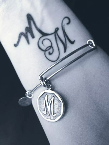 Δίδυμο γράμμα M Τατουάζ στον καρπό