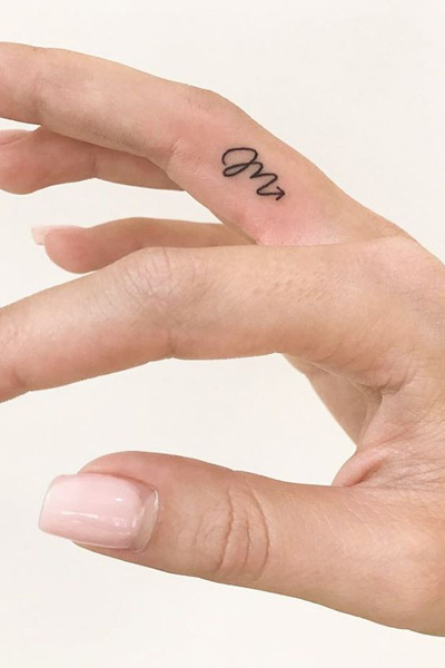 Κομψό τατουάζ M Finger