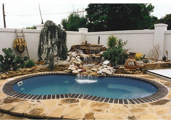 Växter-natursten-pool-vitt-staket