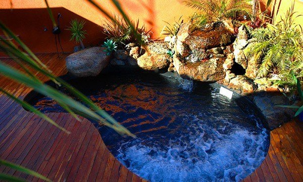 Terrass-syn-växter-pool-med-vatten-bubblor