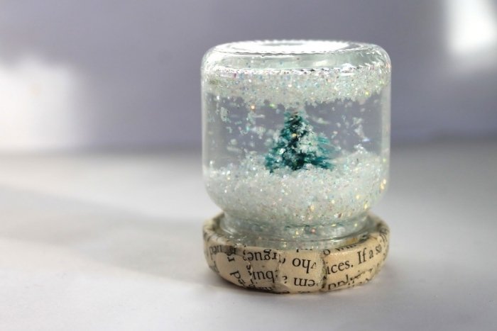 Snöklot-gör-det-själv-vinter-dekoration-en-present-gjord i glas-med-lock
