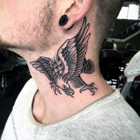 Σχέδιο τατουάζ αετού στο λαιμό