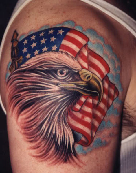 Σχέδια τατουάζ αμερικανικής σημαίας αετού στον βραχίονα