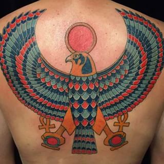 Ένα τατουάζ αιγυπτιακού αετού σχεδιάζει στην πλάτη