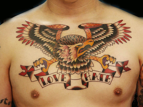 Σχέδιο τατουάζ αετού στο στήθος με κείμενο