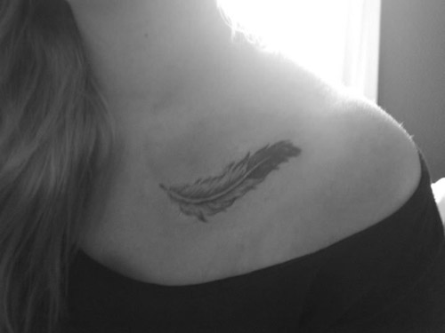 Σχέδιο τατουάζ φτερού αετού στον ώμο