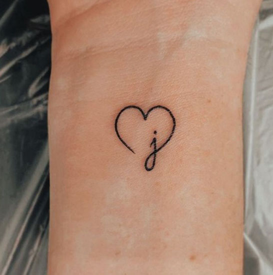 J -kirjain Heart Tattoo Design