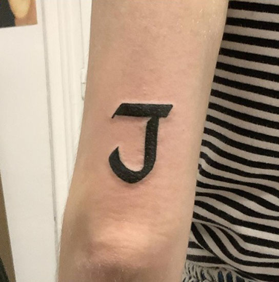 Εντυπωσιακές εικόνες τατουάζ J Letter
