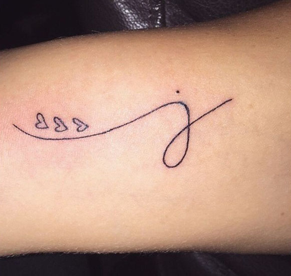 Κομψό J Letter Tattoo με μικρές καρδιές