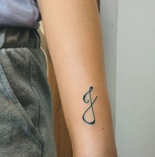Kursiivinen J -kirjain -tatuointimallit käsillä