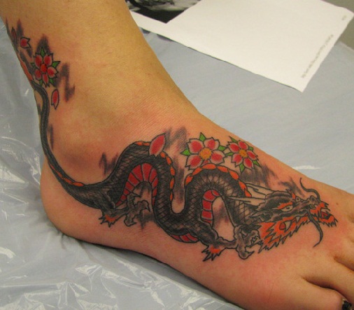 Tulinen lohikäärmeen tatuointityyli jalalla