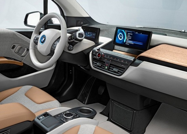 2014 BMW i3 test interiör instrumentbräda ratt