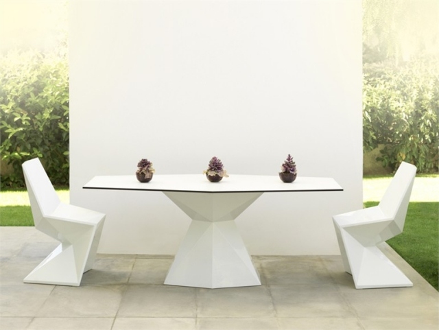 trädgårdsbord vit skulpturell form VERTEX VONDOM