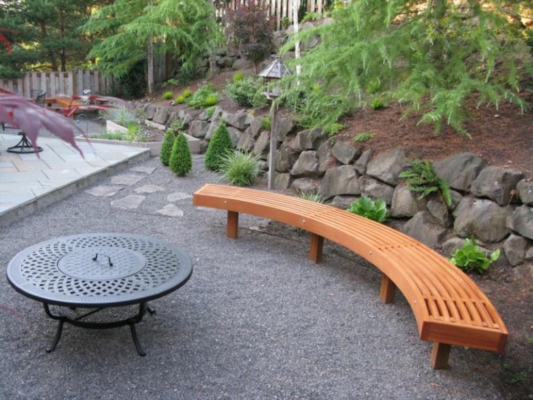 träbänk i trädgården runt barer design grill modern väggsten