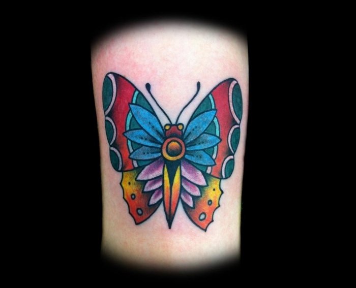 kreativ-fjäril-tatuering-design-med-konturer-färger-Maori-look