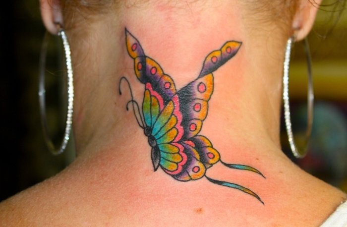 Fjäril-tatuering-idéer-3D-färger-skugga-på-hals