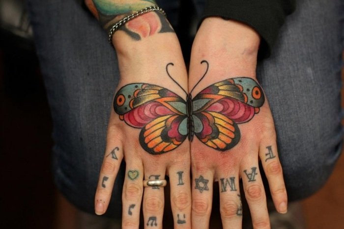 idéer-färgrik-fjäril-tatuering-händer-topp-bokstäver