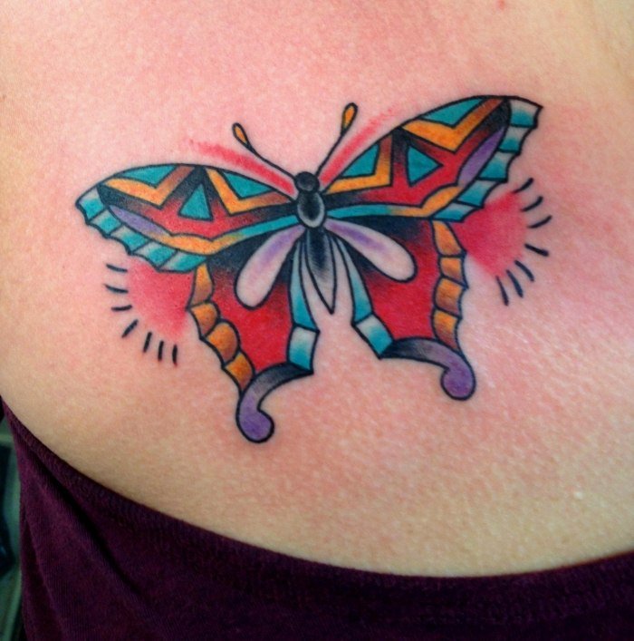 färgrik-fjäril-design-tatuering-för-olika delar av kroppen