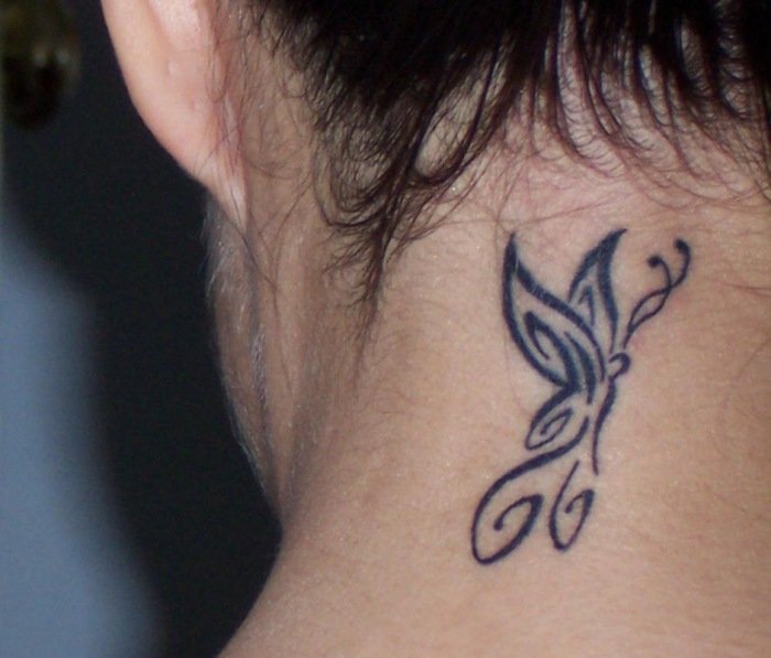 idéer-feminina-tatueringar-på-halsen-stam-fjäril-design