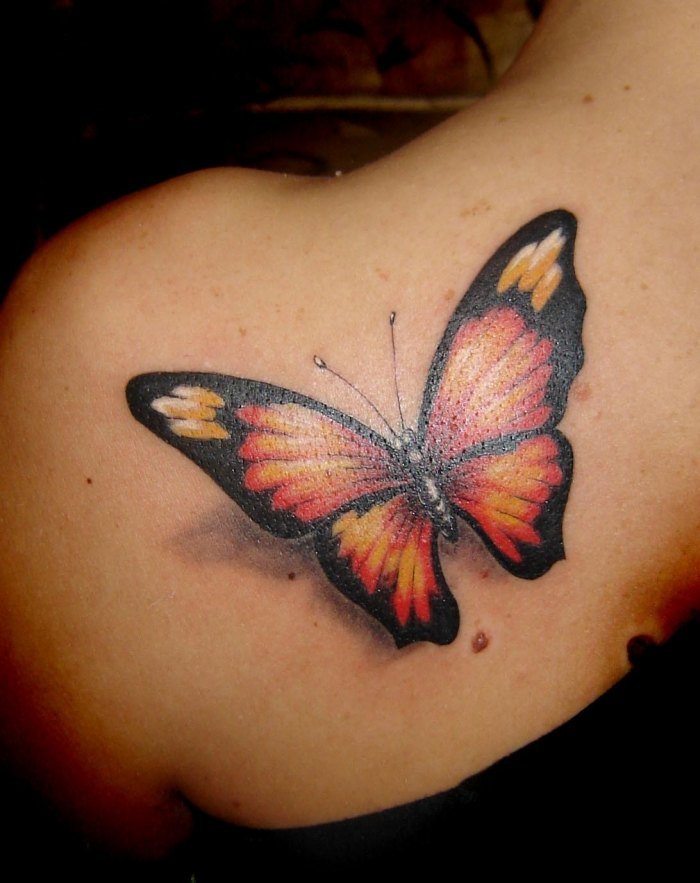 Monark-fjäril-tatuering-stort område-tillbaka-tatuering-axel