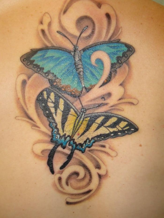 Fjäril-par-blå-tatuering-idéer-rygg-axel-nyckelben