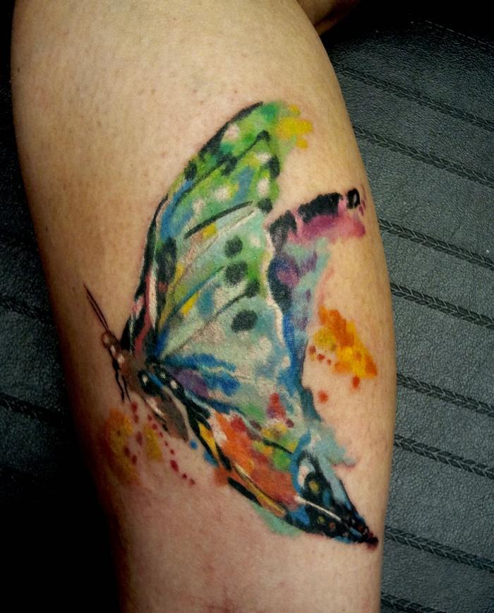 Fjäril-tatuering-aqua-färger-stil-idéer-för-kvinnor-kroppskonst