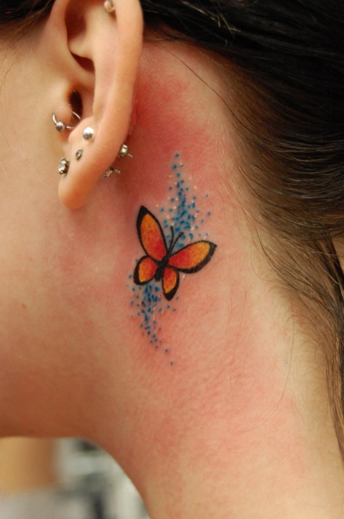 Fjäril-tatuering-idéer-för-kvinnor-bakom-örat-litet-med-färg