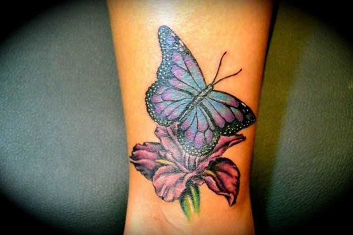 fjäril-tatuering-kombination-varianter-blomma-underarm